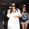 Kim Kardashian, enceinte, arrive à l'aéroport LAX de Los Angeles en provenance de la Nouvelle-Orléans, le 4 août 2015.