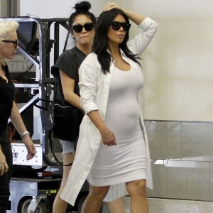 Exclusif - Kim Kardashian, son garde du corps Pascal Duvier et ses amies Joyce Bonelli et Stephanie Sheppard arrivent à l'aéroport de Louis Armstrong à la Nouvelle-Orléans. Le 4 août 2015.