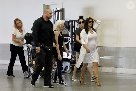 Exclusif - Kim Kardashian, son garde du corps Pascal Duvier et ses amies Joyce Bonelli et Stephanie Sheppard arrivent à l'aéroport de Louis Armstrong à la Nouvelle-Orléans. Le 4 août 2015.
