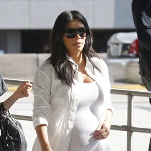 Exclusif - Kim Kardashian, enceinte et toute de blanc vêtue, arrive à l'aéroport de Louis Armstrong à la Nouvelle-Orléans. Le 4 août 2015.