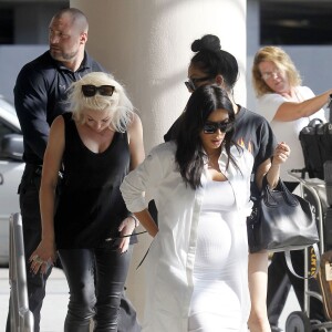 Exclusif - Kim Kardashian, enceinte et toute de blanc vêtue, arrive à l'aéroport de Louis Armstrong à la Nouvelle-Orléans. Le 4 août 2015.