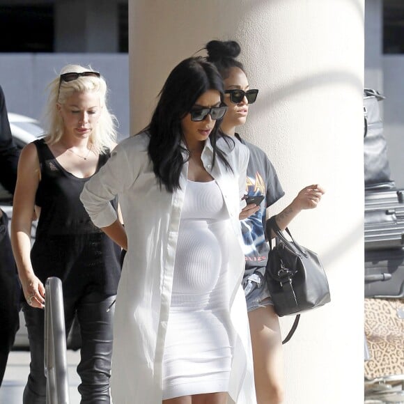 Exclusif - Kim Kardashian, enceinte et toute de blanc vêtue, arrive à l'aéroport de Louis Armstrong à la Nouvelle-Orléans. Le 4 août 2015.