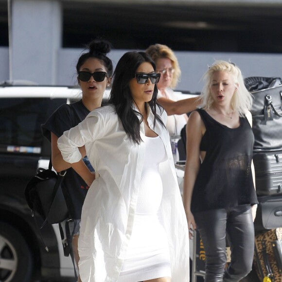 Exclusif - Kim Kardashian, enceinte et toute de blanc vêtue, arrive à l'aéroport de Louis Armstrong à la Nouvelle-Orléans. Le 4 août 2015.