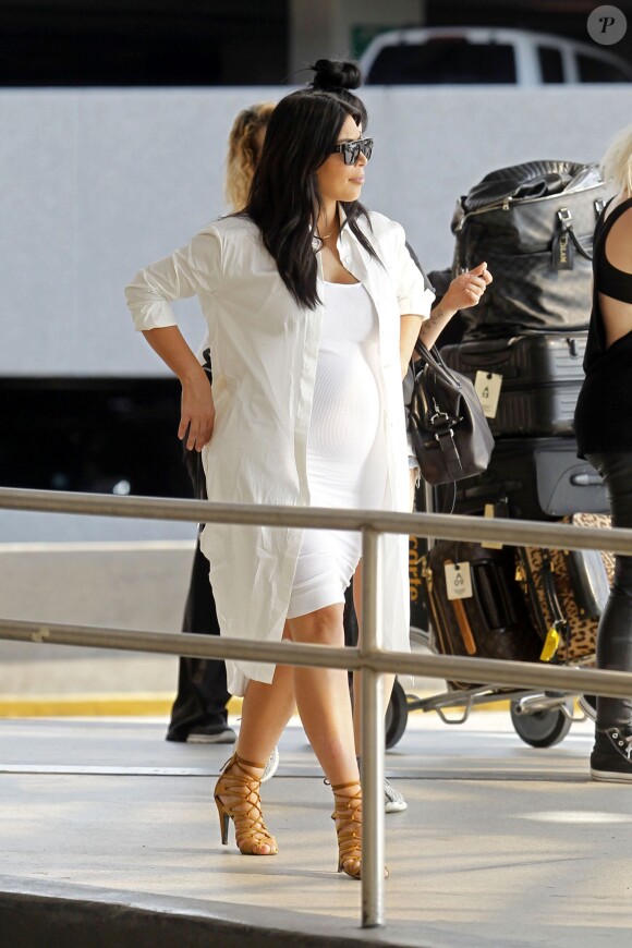 Exclusif - Kim Kardashian, enceinte et toute de blanc vêtue, arrive à l'aéroport de Louis Armstrong à la Nouvelle-Orléans. Le 4 août 2015.