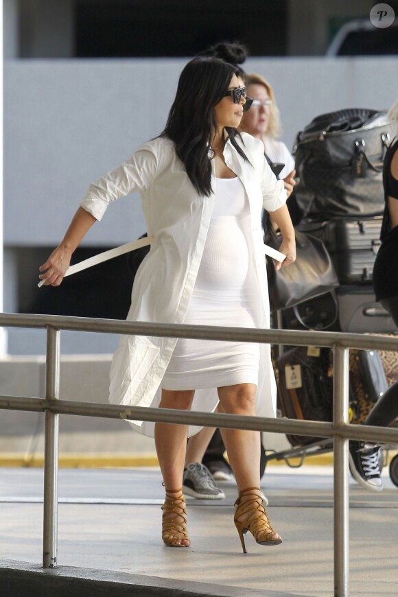 Exclusif - Kim Kardashian, enceinte et toute de blanc vêtue à l'aéroport de Louis Armstrong à la Nouvelle-Orléans. Le 4 août 2015.