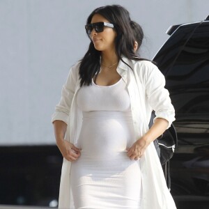 Exclusif - Kim Kardashian, enceinte et toute de blanc vêtue, arrive à l'aéroport de Louis Armstrong à la Nouvelle-Orléans. Le 4 août 2015.