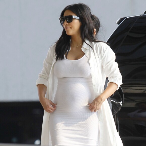 Exclusif - Kim Kardashian, enceinte et toute de blanc vêtue, arrive à l'aéroport de Louis Armstrong à la Nouvelle-Orléans. Le 4 août 2015.