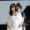 Exclusif - Kim Kardashian, enceinte et toute de blanc vêtue, arrive à l'aéroport de Louis Armstrong à la Nouvelle-Orléans. Le 4 août 2015.