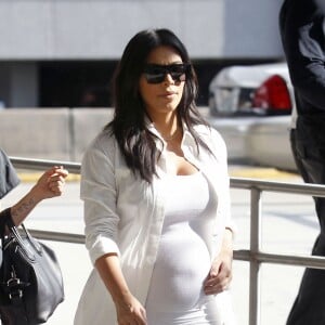 Exclusif - Kim Kardashian, enceinte et toute de blanc vêtue, arrive à l'aéroport de Louis Armstrong à la Nouvelle-Orléans. Le 4 août 2015.