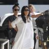 Exclusif - Kim Kardashian, enceinte, se tient le dos à l'aéroport de Louis Armstrong à la Nouvelle-Orléans. Le 4 août 2015.