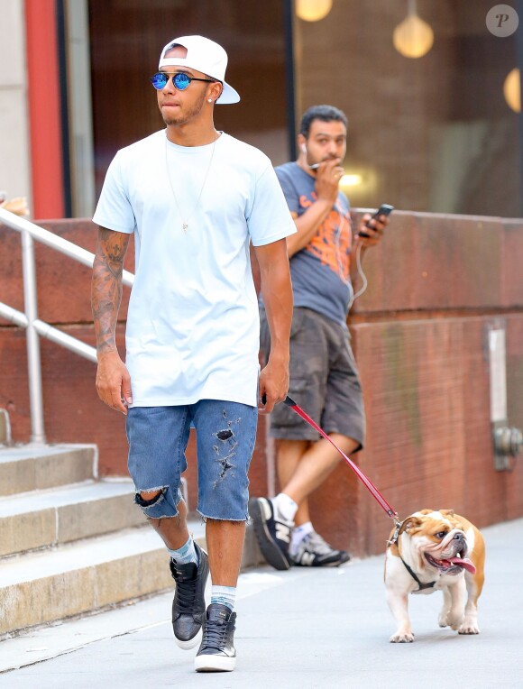 Lewis Hamilton promène avec son bouledogue, Coconut, à New York. Le 14 août 2015.