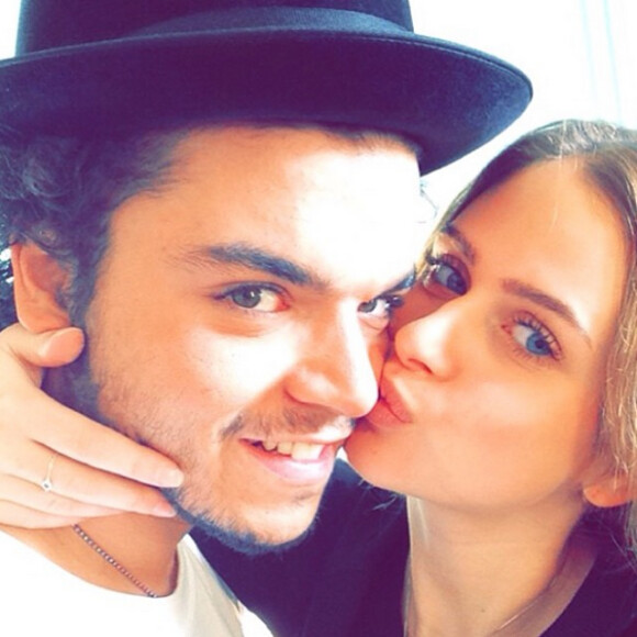 Noam, petit frère de Kev Adams, et sa copine, en 2015.