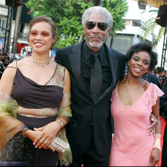 Morgan Freeman pose avec E'Dena Hines, la petite-fille de sa première femme (Jeanette Adair Bradshaw). Cette dernière a été retrouvée morte devant son appartement à New York, très tôt le dimanche le 16 août 2015. La jeune femme de 33 ans a été poignardée à mort par Lamar Davenport, son (ex ?) compagnon. Sur la photo à gauche, l'ex-femme de Morgan Freeman, Myrna Colley-Lee. Image du 21 mai 2005, soirée de cérémonie de clôture du 58ème festival international du film de Cannes.
