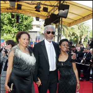 Morgan Freeman pose avec E'Dena Hines, la petite-fille de sa première femme (Jeanette Adair Bradshaw). Cette dernière a été retrouvée morte devant son appartement à New York, très tôt le dimanche le 16 août 2015. La jeune femme de 33 ans a été poignardée à mort par Lamar Davenport, son (ex ?) compagnon. Sur la photo à gauche, l'ex-femme de Morgan Freeman, Myrna Colley-Lee. Image du 20 mai 2005, montée des marches du film "The Three Burials of Melquiades Estrada" (Trois enterrements), lors du 58ème festival international du film de Cannes.