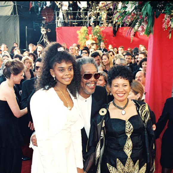 Morgan Freeman pose avec E'Dena Hines, la petite-fille de sa première femme (Jeanette Adair Bradshaw). Cette dernière a été retrouvée morte devant son appartement à New York, très tôt le dimanche le 16 août 2015. La jeune femme de 33 ans a été poignardée à mort par Lamar Davenport, son (ex ?) compagnon. Sur la photo à droite, l'ex-femme de Morgan Freeman, Myrna Colley-Lee. Image du 27 mars 1995, lors de la 67ème cérémonie des Oscars.