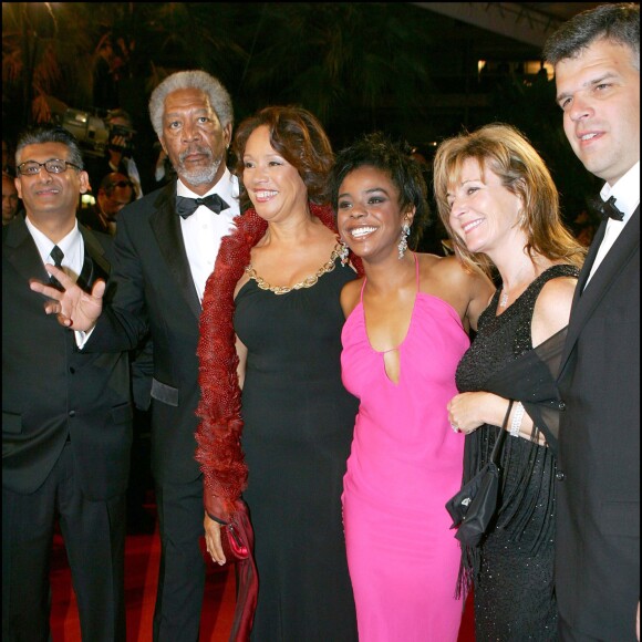 Morgan Freeman pose avec E'Dena Hines (robe rose), la petite-fille de sa première femme (Jeanette Adair Bradshaw). Cette dernière a été retrouvée morte devant son appartement à New York, très tôt le dimanche le 16 août 2015. La jeune femme de 33 ans a été poignardée à mort par Lamar Davenport, son (ex ?) compagnon. Sur la photo au milieu, l'ex-femme de Morgan Freeman, Myrna Colley-Lee. Image du 18 mai 2005, montée des marches du film "Sin City", lors du 58ème festival international du film de Cannes.