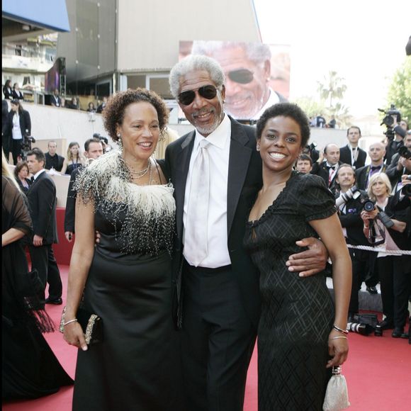 Morgan Freeman pose avec E'Dena Hines, la petite-fille de sa première femme (Jeanette Adair Bradshaw). Cette dernière a été retrouvée morte devant son appartement à New York, très tôt le dimanche le 16 août 2015. La jeune femme de 33 ans a été poignardée à mort par Lamar Davenport, son (ex ?) compagnon. Sur la photo à gauche, l'ex-femme de Morgan Freeman, Myrna Colley-Lee. Image du 20 mai 2005, montée des marches du film "The Three Burials of Melquiades Estrada" (Trois enterrements), lors du 58ème festival international du film de Cannes.