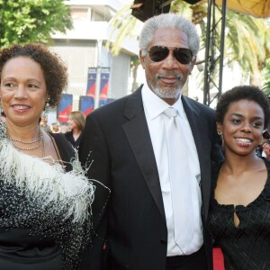 Morgan Freeman pose avec E'Dena Hines, la petite-fille de sa première femme (Jeanette Adair Bradshaw). Cette dernière a été retrouvée morte devant son appartement à New York, très tôt le dimanche le 16 août 2015. La jeune femme de 33 ans a été poignardée à mort par Lamar Davenport, son (ex ?) compagnon. Sur la photo à gauche, l'ex-femme de Morgan Freeman, Myrna Colley-Lee. Image du 20 mai 2005, montée des marches du film "The Three Burials of Melquiades Estrada" (Trois enterrements), lors du 58ème festival international du film de Cannes.