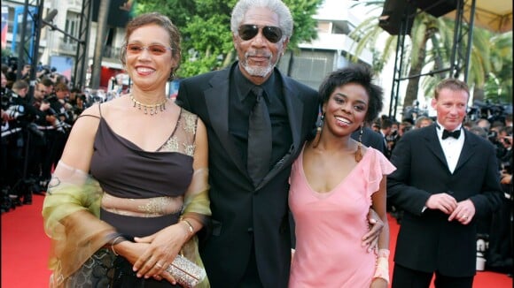 Morgan Freeman pose avec E'Dena Hines, la petite-fille de sa première femme (Jeanette Adair Bradshaw). Cette dernière a été retrouvée morte devant son appartement à New York, très tôt le dimanche le 16 août 2015. La jeune femme de 33 ans a été poignardée à mort par Lamar Davenport, son (ex ?) compagnon. Sur la photo à gauche, l'ex-femme de Morgan Freeman, Myrna Colley-Lee. Image du 21 mai 2005, soirée de cérémonie de clôture du 58ème festival international du film de Cannes.