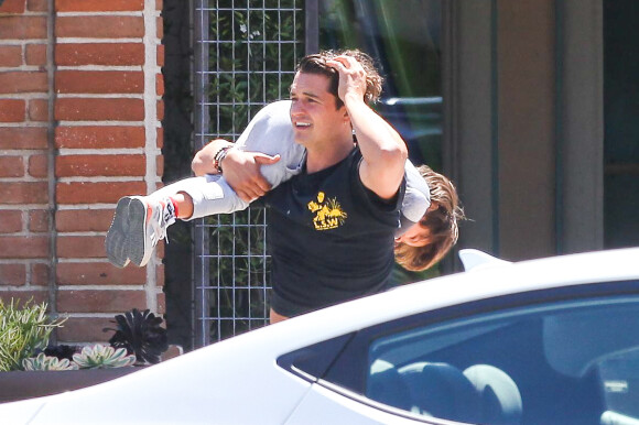 Orlando Bloom avec son fils Flynn à Malibu, Los Angeles, le 15 août 2015.