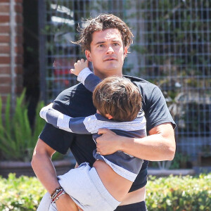 Orlando Bloom avec son fils Flynn à Malibu, Los Angeles, le 15 août 2015.