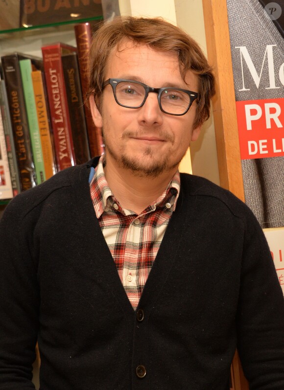 Exclusif - Lorant Deutsch dédicace son livre "Hexagone illustré" à la librairie Fontaine à Paris le 16 décembre 2014. 