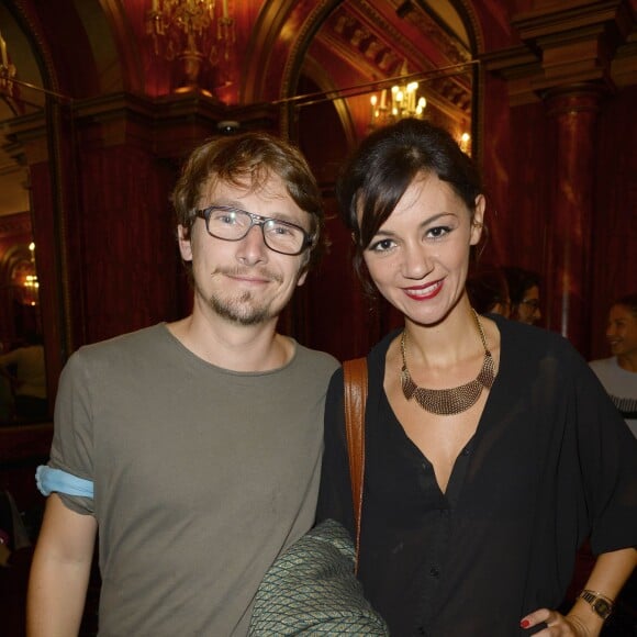 Lorànt Deutsch et son épouse Marie-Julie Baup à Paris, le 13 septembre 2013.