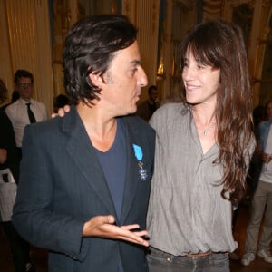 Yvan Attal et Charlotte Gainsbourg complices - Yvan Attal recoit les insignes de Chevalier de l'ordre national du Merite à Paris le 19 juin 2013.