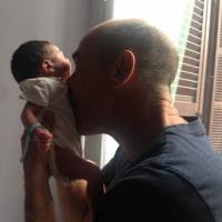 Jean-Marc Barr papa pour la première fois : Fier et ému, il présente son bébé