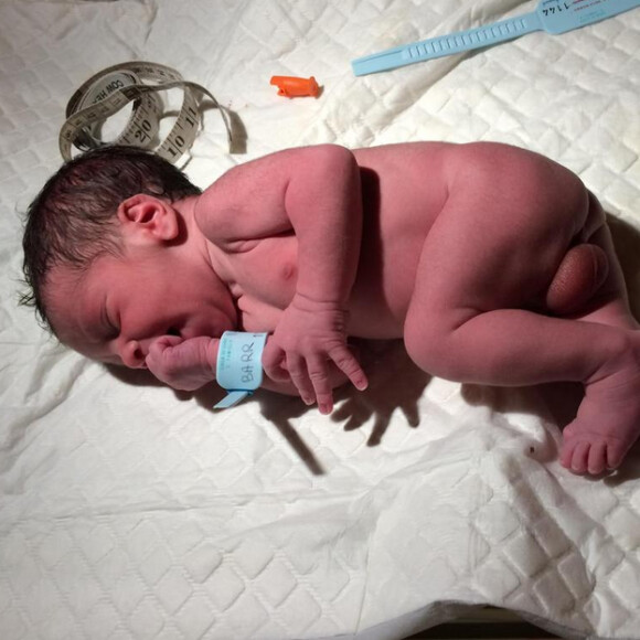 Jean-Marc Barr présente son premier enfant, Jude, né le 9 août. Jude est le fruit de son idylle avec Stella.