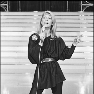 Sheila sur un plateau de télévision en 1981  