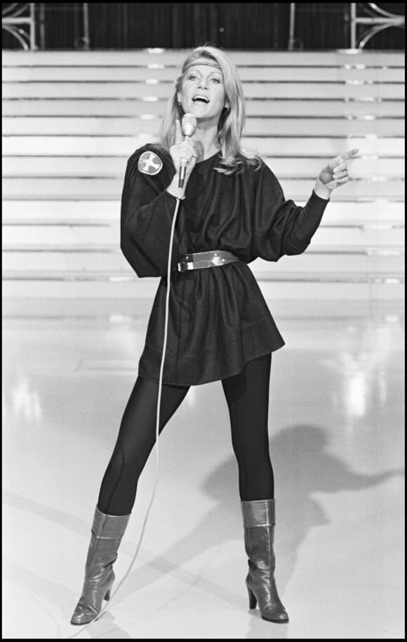 Sheila sur un plateau de télévision en 1981  