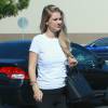 Exclusif - Briana Jungwirth, l'ex-compagne de Louis Tomlinson dont elle est enceinte, va au bureau des passeports à Los Angeles, le 5 août 2015. 