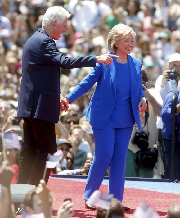 Présidentielle américaine : Hillary Clinton lance la deuxième phase de sa campagne accompagnée de son mari l'ex-président Bill Clinton à New York le 13 juin 2015.