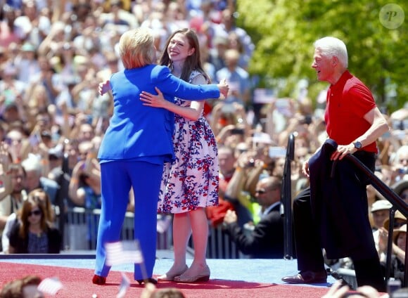 Présidentielle américaine : Hillary Clinton lance la deuxième phase de sa campagne accompagnée de son mari l'ex-président Bill Clinton et de sa fille Chelsea Clinton à New York le 13 juin 2015.