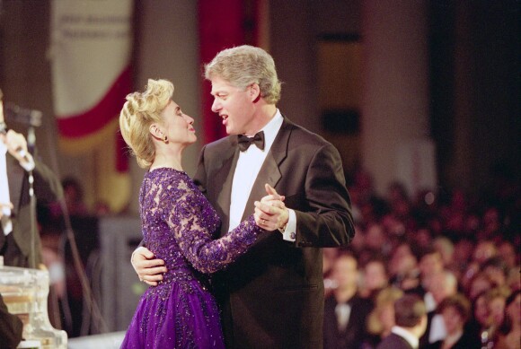 Bill Clinton et Hillary lors d'un bal à la Maison Blanche, le 20 janvier 1993