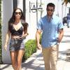 Cara Santana et son fiancé Jesse Metcalfe se promènent à West Hollywood, le 5 août 2015.