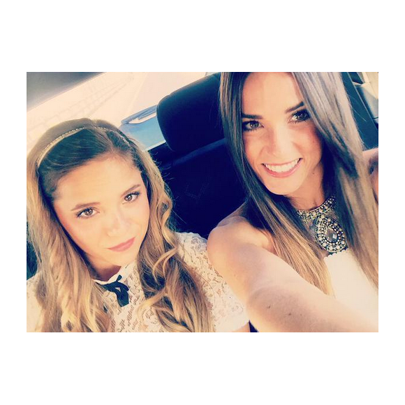 Capucine Anav prend la pose pour un selfie avec sa petite soeur Lou, à Tel Avis, en aout 2015