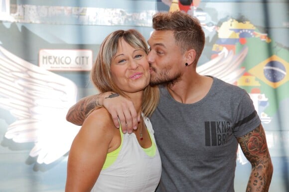 Steven et sa mère Corinne - Photocall des "Anges 7" au Barrio Latino à Paris, le 26 mai 2015.