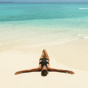 Laeticia Hallyday, sublime sur la plage, à Saint-Barthélemy, août 2015.
