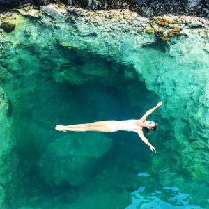 Laeticia Hallyday dans une piscine naturelle à Saint-Barthélemy, août 2015.