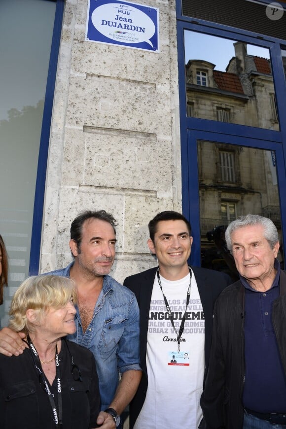 Marie-France Briere, Jean Dujardin, Xavier Bonnefont et Claude Lelouch lors de l'inauguration de la rue éphémère "Jean Dujardin" pendant le 8e Festival du Film Francophone d'Angoulême, le 28 août 2015.