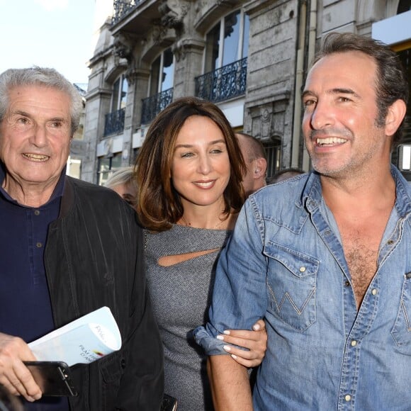 Claude Lelouch, Elsa Zylberstein et Jean Dujardin lors de l'inauguration de la rue éphémère "Jean Dujardin" pendant le 8e Festival du Film Francophone d'Angoulême, le 28 août 2015.