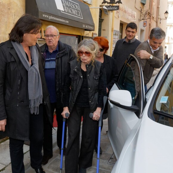 Semi-Exclusif - Brigitte Bardot accompagnée par les proches lors des obsèques de Gérard Montel, son coiffeur, ami et confident en l'église de l'Assomption à Saint-Tropez, le 19 mars 2015. 