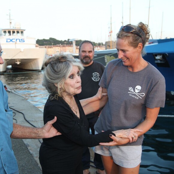 Exclusif - Brigitte Bardot et son mari Bernard d'Ormale avant qu'elle pose avec l'équipage de Brigitte Bardot Sea Shepherd, le célèbre trimaran d'intervention de l'organisation écologiste, sur le port de Saint-Tropez, le 26 septembre 2014 en escale pour 3 jours à deux jours de ses 80 ans. Cela fait au moins dix ans qu'elle n'est pas apparue en public sur le port tropézien. 