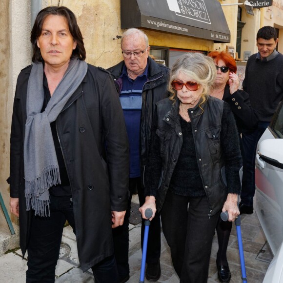 Semi-Exclusif - Brigitte Bardot accompagnée par les proches lors des obsèques de Gérard Montel, son coiffeur, ami et confident en l'église de l'Assomption à Saint-Tropez, le 19 mars 2015. 