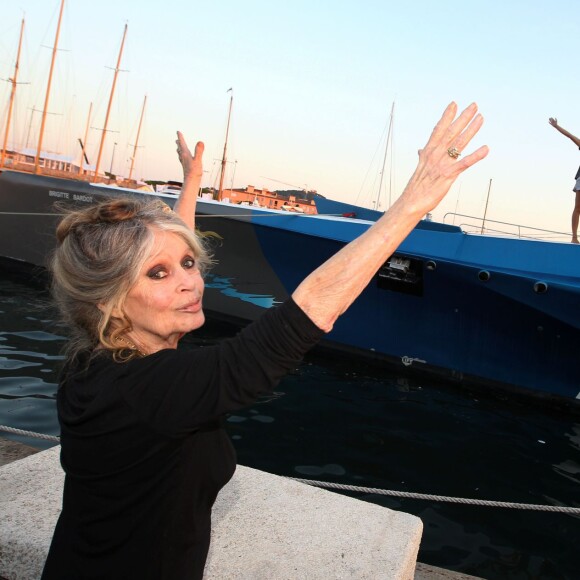 Exclusif - Brigitte Bardot pose avec l'équipage de Brigitte Bardot Sea Shepherd, le célèbre trimaran d'intervention de l'organisation écologiste, sur le port de Saint-Tropez, le 26 septembre 2014 en escale pour 3 jours à deux jours de ses 80 ans.