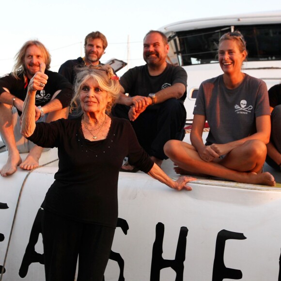 Exclusif - Brigitte Bardot pose avec l'équipage de Brigitte Bardot Sea Shepherd, le célèbre trimaran d'intervention de l'organisation écologiste, sur le port de Saint-Tropez, le 26 septembre 2014 en escale pour 3 jours à deux jours de ses 80 ans. Cela fait au moins dix ans qu'elle n'est pas apparue en public sur le port tropézien.