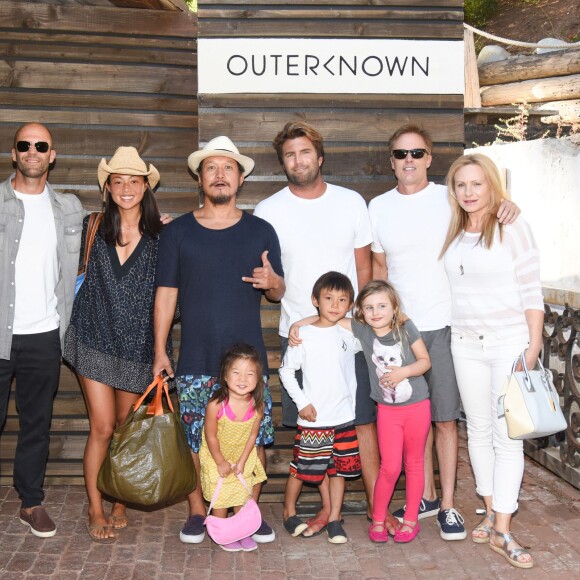 Jason Statham, Ami Masuda, Takuji Masuda, Anthony Patrico, Terry Hardy, Lenore Hardy - Kelly Slater, John Moore et leurs amis fêtent le lancement de Outerknown à la Gesner Beach House de Malibu, Los Angeles, le 29 août 2015