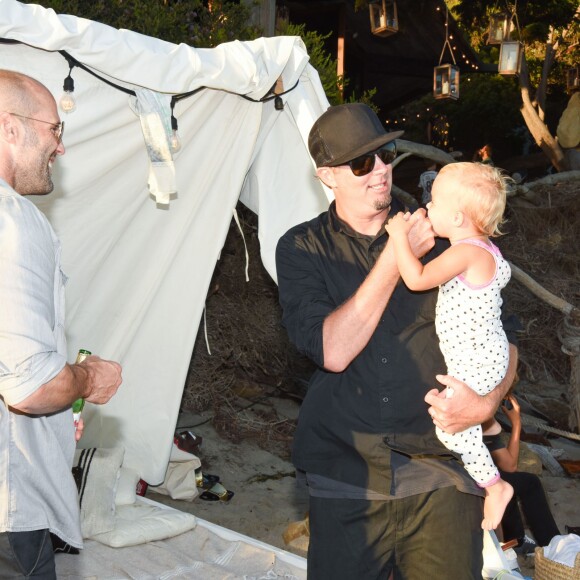 Jason Statham, Travis Lee - Kelly Slater, John Moore et leurs amis fêtent le lancement de Outerknown à la Gesner Beach House de Malibu, Los Angeles, le 29 août 2015